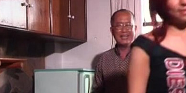 หนังโป๊ไทยดูฟรี แผนร้ายของเฒ่าหัวงู หลอกเย็ดหลานสาวตัวเล็ก