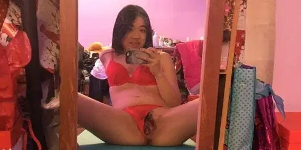 ภาพโป๊ น้องหมวยนั่งแหกหีถ่ายรูปโชว์ นั่งถ่างหี ดูรูปหีทางบ้าน