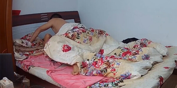 คลิปหลุดแอบถ่าย ผัวเงี่ยนควยเล่นผีผ้าห่ม ซอยหีใต้ผ้าห่ม
