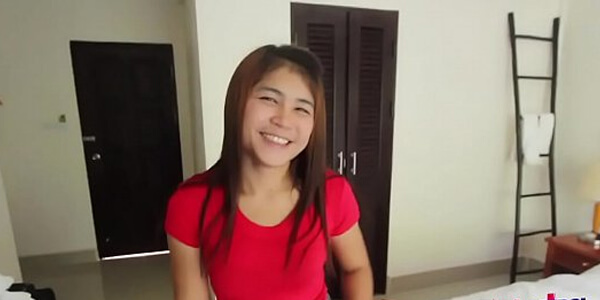 หนังโป๊ไทยดูฟรี สาวร่านอมหำเสียว Smiling Thai babe gets foreign penis