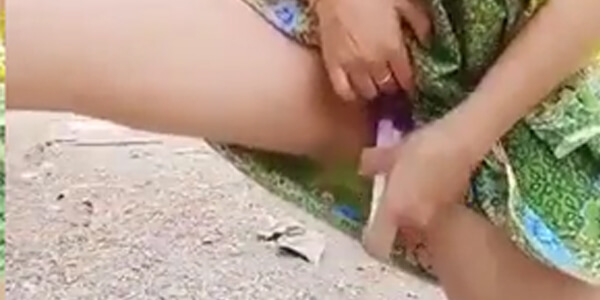 คลิปหลุดจากทางบ้าน สาวใหญ่ติ้วหีคาผ้าถุง หีสวย ๆ น่าเอาสุด ๆ