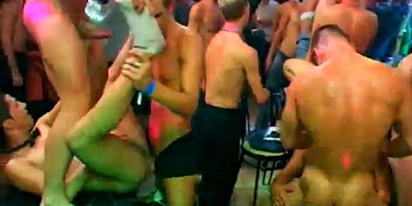 หนังเกย์ฝรั่ง Fucking a group gay ปาร์ตี้เซ็กเกย์เย็ดตูดกันนัวเนีย