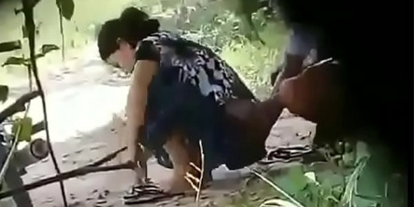 คลิปหลุด แอบถ่ายคนเย็ดกันข้างทาง เงี่ยนจัดเย็ดท่าหมาอย่างเสียว