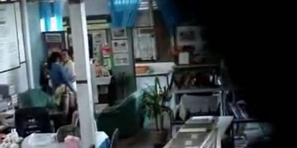 คลิปหลุดเด็ด ๆ ดูฟรี ครูใหญ่เย็ดกับธุรการ แทงหีกันในห้องพักครู