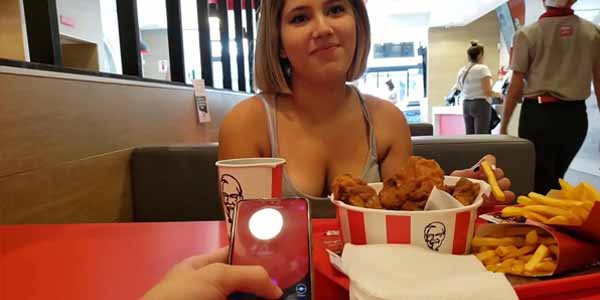 คลิปแอบเอากัน เย็ดสาวที่ห้องน้ำร้านไก่ทอด ยืนซอยหีเน้นๆโคตรเสียวควย