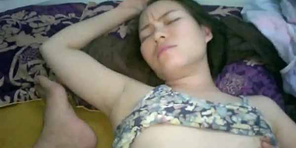 หนัง xxx18 ไทย ปลุกเมียเย็ดกลางดึก ควยถูหน้าให้อมก่อนเย็โ