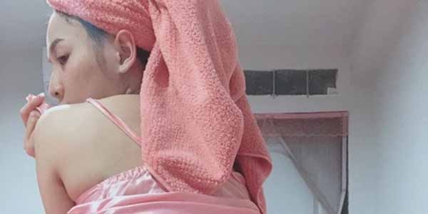 ดูฟรีรูปหีสวย ๆ สาวอาบน้ำเสร็จใส่ชุดยั่ว โชว์หีท่าหมาน่าเสียบควยสุดๆ