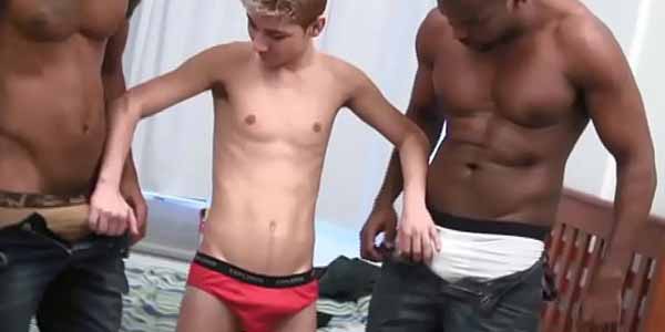 คลิป Gay xxx ดูฟรี Gay black dicks เกย์ตัวเล็กเย็ดสองควยใหญ่