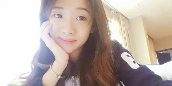 ภาพหีสวยดูฟรี สาวหมวยรับงานนวดนาบ ตัวเล็กนอนถ่างหีให้เย็ด