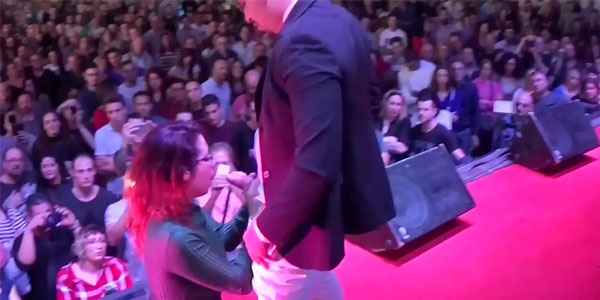 คลิปกลุ่มลับ เกมส์โชว์อมควยบนเวที Blowjob game show on stage