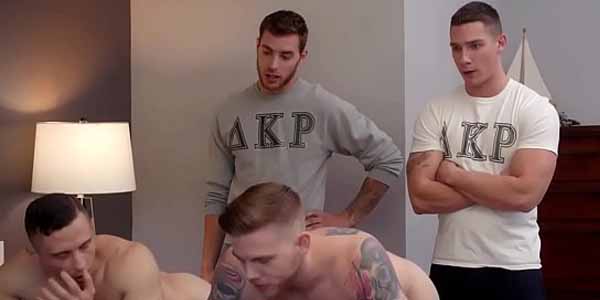 คลิปโป๊ชายชาย College gay jocks แลกคู่รักเกย์เย็ดกันนัว