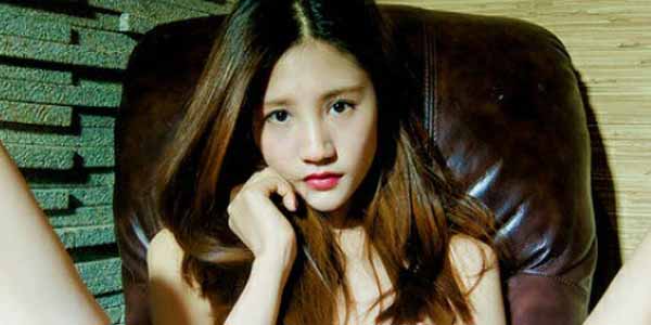 ภาพเซ็กซี่ดูฟรี สวยๆโชว์หีเนียนบนเก้าอี้ รูหีชมพูน่าเสียบควยเย็ด