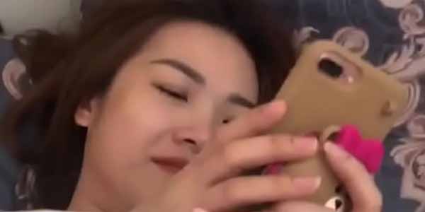 หนังโป๊ Thai yed ฟรี เมียเล่นมือถือผัวก็เย็ดต่อ เยสแรงเสียวหีจัด