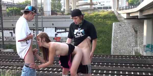 หนังเอ็กซ์ฝรั่ง Group sex beside the railroad เซ็กส์หมู่ข้างทางรถไฟ