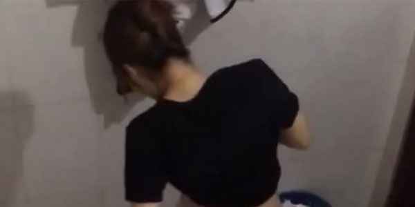 คลิปหลุดดูฟรี แอบถ่ายสาวข้างบ้านอาบน้ำ หุ่นสวย ๆ โชว์ท่าเสียว