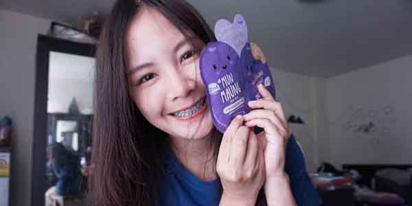 ภาพเสียวทางบ้าน น้องเจนนี่นั่งอ้าขาโชว์หีหน้าประตู หีสวยๆน่าเยส