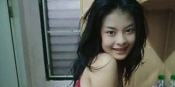 รูปโป๊จากทางบ้าน สาวน่ารักแก้ผ้านอนแหกหี โชว์เด็ดกลีบหีอูมๆ