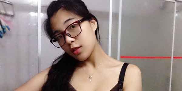 สาวสวยโชว์หี สาวแว่นถ่ายโชว์หีในห้องน้ำ หุ่นสวยเด็ดเอวเล็ก