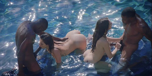 หนังโป๋ฝรั่ง Fuck with Two Hot Brunettes นิโกรหื่นยืนซอย ลีลาเด็ด ๆ เย้ดควย
