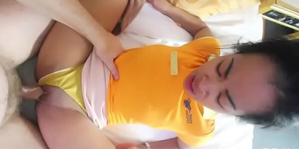 หนังโป๊ไทยสมัยก่อน Thai teen tight pussy fuck แม่บ้านสาว ขายหอยให้ลูกค้า