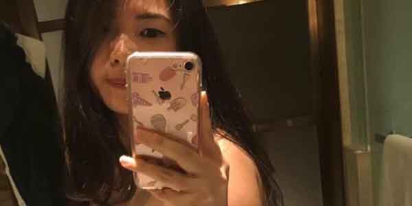 ภาพโป๊ สาวนั่งแหกหีโชว์ขอบอ่าง กลีบหีสวยแอบถ่ายในห้องน้ำ
