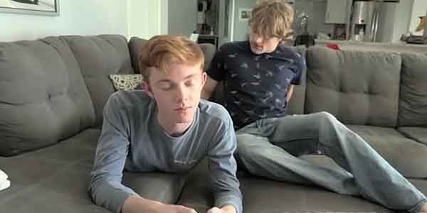 คลิปเกย์หล่อ พี่น้องเย็ดกันหลังเล่นเกมเสร็จ เย็ดเสียวบนโซฟา