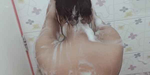 หนัง xxx thai อาบน้ำไม่เสร็จเย็ดซะแล้ว ยืนกระแทกหีรัวคาห้องน้ำ