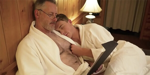 คลิปหลุดเกย์ Daddy bear gay sensual พ่อเลี้ยงสอนเสียว เลี้ยวลงรู