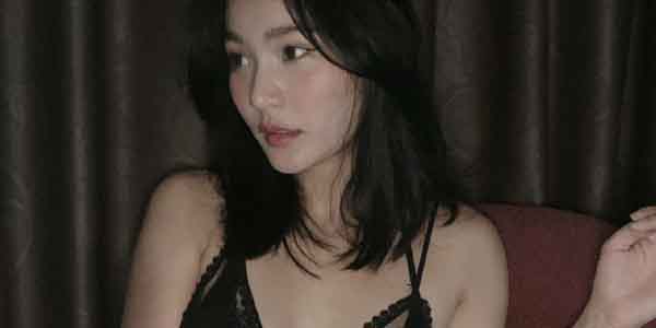 รูปโป๊สาวสวยดูฟรี สาวเด็ดนั่งโชว์หุ่นบนโซฟา นมใหญ่สวยน่าเย็ด