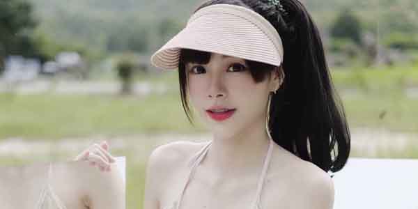 แจกรูปหลุด น้องหยกโชว์กลางสนามหญ้า หุ่นเพรียวร่องหีชมพูสวย