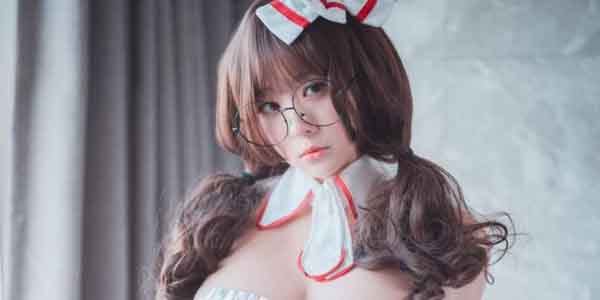 ภาพโป๊ดูฟรี สาวแว่นคอสเพลย์พยาบาลยั่วๆ หุ่นสวยน่าเย็ดจัด