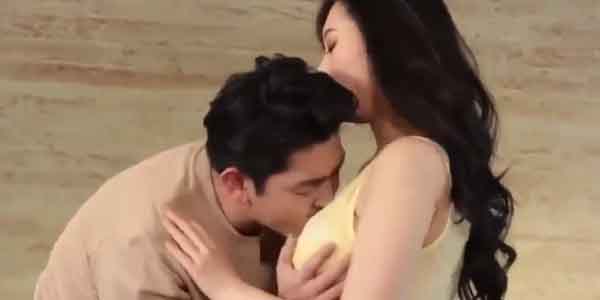 ดูหนังอาร์เป็นเรื่อง เงี่ยนจนชวนเพื่อนเย็ดที่บ้าน เอากันคาโซฟาเด็ดๆ