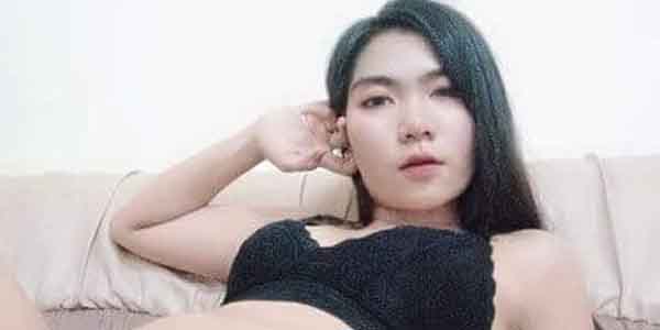 รูปโป๊สาวทางบ้าน น้องไอซ์แหกหีถ่ายให้แฟนดู นั่งแหวกหีชมพูกลีบบาน