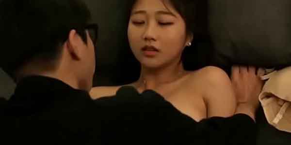 หนังอาร์ av หนุ่มแว่นนอนเย้ดหีแฟน จับแฟนตอกหีแก้ผ้าเย้ดกันในบ้าน