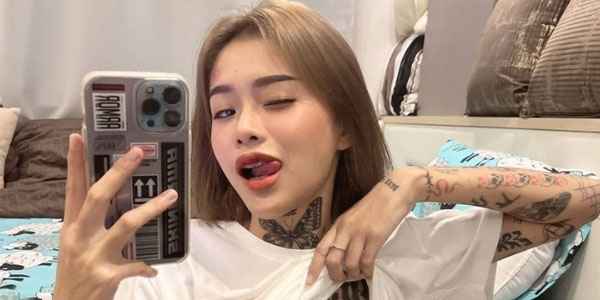 รูปโป๊ผู้หญิง สาวนมใหญ่รอยสักสวย แก้ผ้าถ่ายแบบบนเก้าอี้ยั่ว ๆ