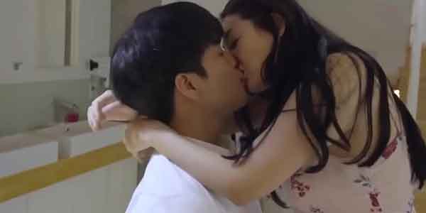 หนังฝรั่งอาร์ คุณป้าหื่นยั่วหลานจนได้เย็ด จัดกันทุกวันเย็ดจนกลายเป็นเมีย