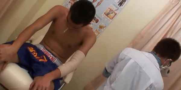 หนังเกย ตรวจร่างกายเย็ดนักนวย จัดกับหมอชายหื่นเย็ดเสียวบนเตียงนอน