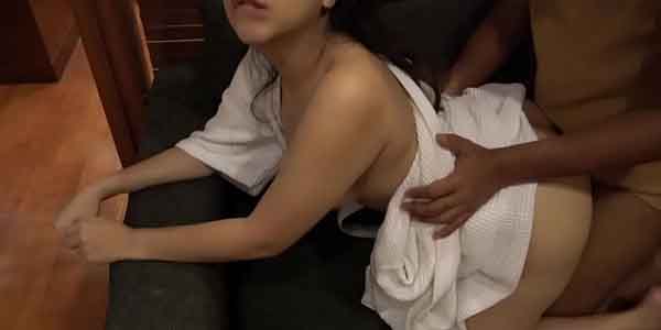 หนัง thai18+ สาวไทยเย็ดคาชุดคลุมอาบน้ำ จับตอกหีสดเย็ดมันส์บนโซฟา