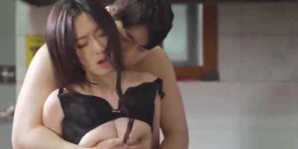 หนังฮีโรติก เงี่ยนจัดเอาสามีเพื่อน แอบชวนเย็ดในห้องครัวจัดกันมันส์ไม่พัก