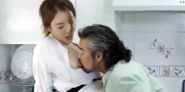 หนังอาร์ฝรั่ง พ่อสามีหื่นแอบมาเย็ด โดนจับตอกหีในห้องครัวอุ้มเย็ดจนน้ำแตก